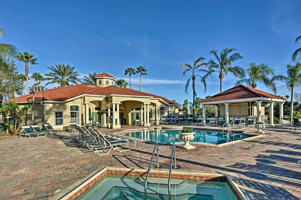 Pool + Lanai: Emerald Isle Resort Home!