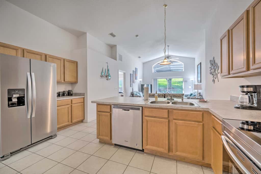 Pool + Lanai: Emerald Isle Resort Home!