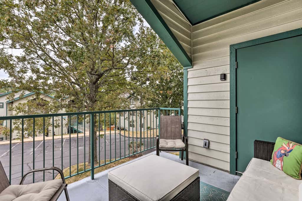 Walk to 76 Strip! Pet-Friendly Branson Retreat