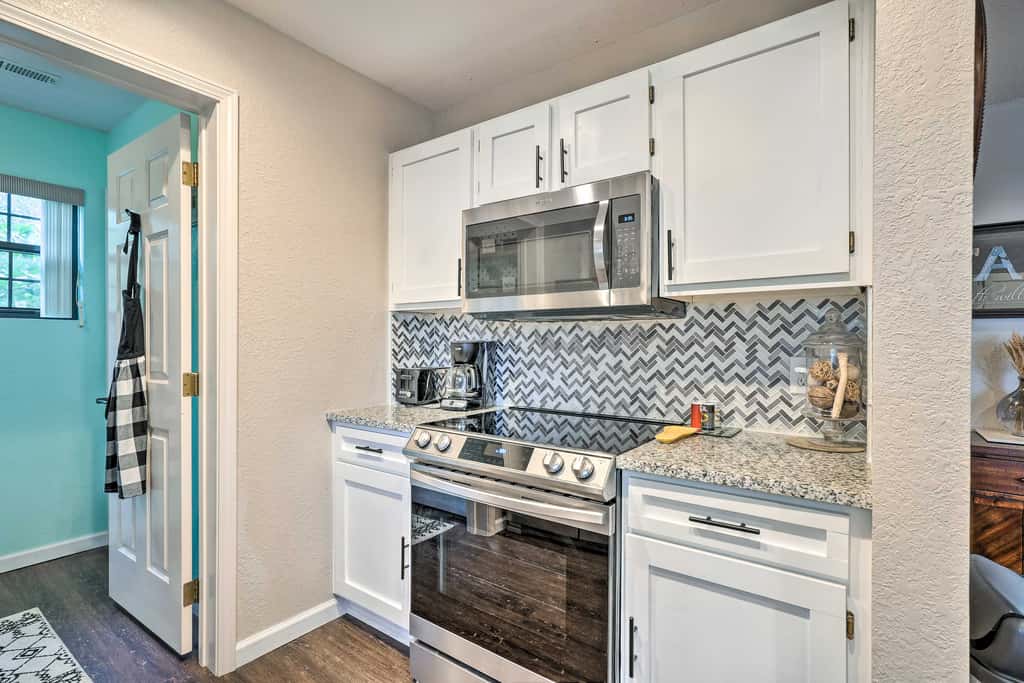 Walk to 76 Strip! Pet-Friendly Branson Retreat