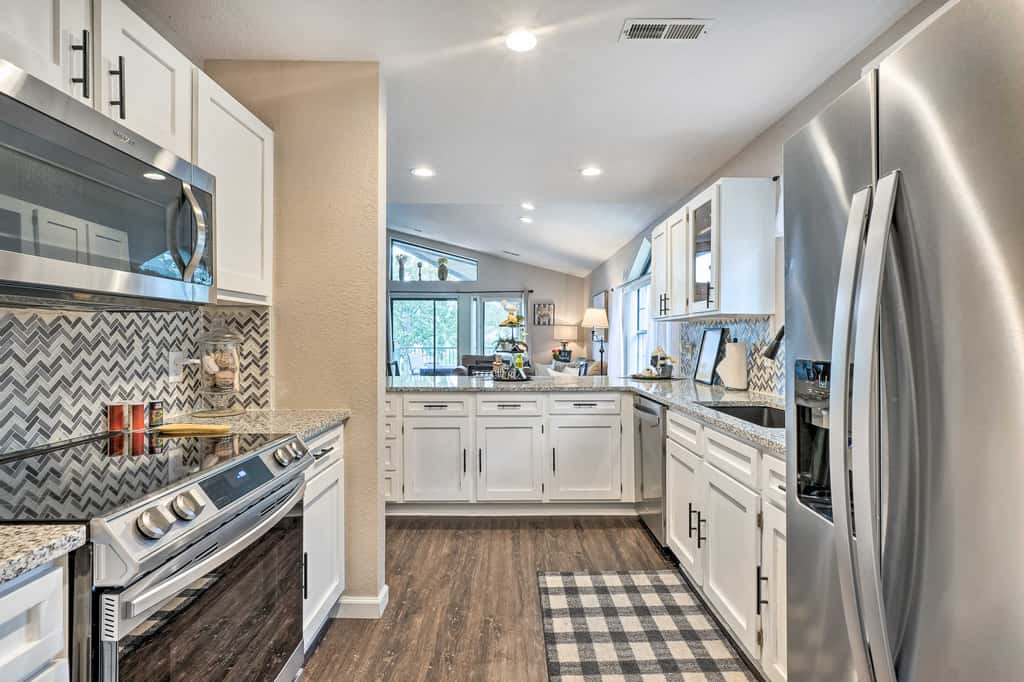 Walk to 76 Strip! Pet-Friendly Branson Retreat