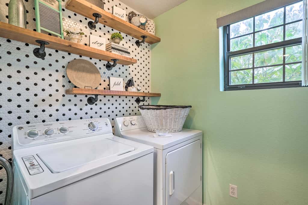 Walk to 76 Strip! Pet-Friendly Branson Retreat