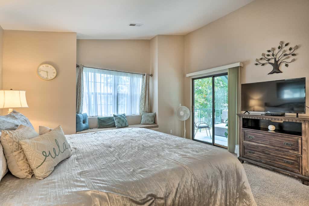 Walk to 76 Strip! Pet-Friendly Branson Retreat