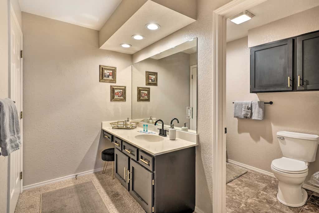Walk to 76 Strip! Pet-Friendly Branson Retreat