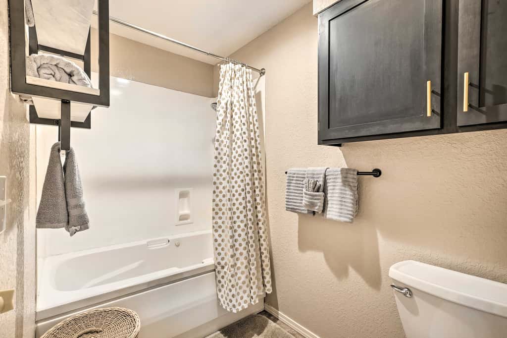 Walk to 76 Strip! Pet-Friendly Branson Retreat