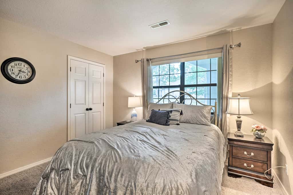 Walk to 76 Strip! Pet-Friendly Branson Retreat