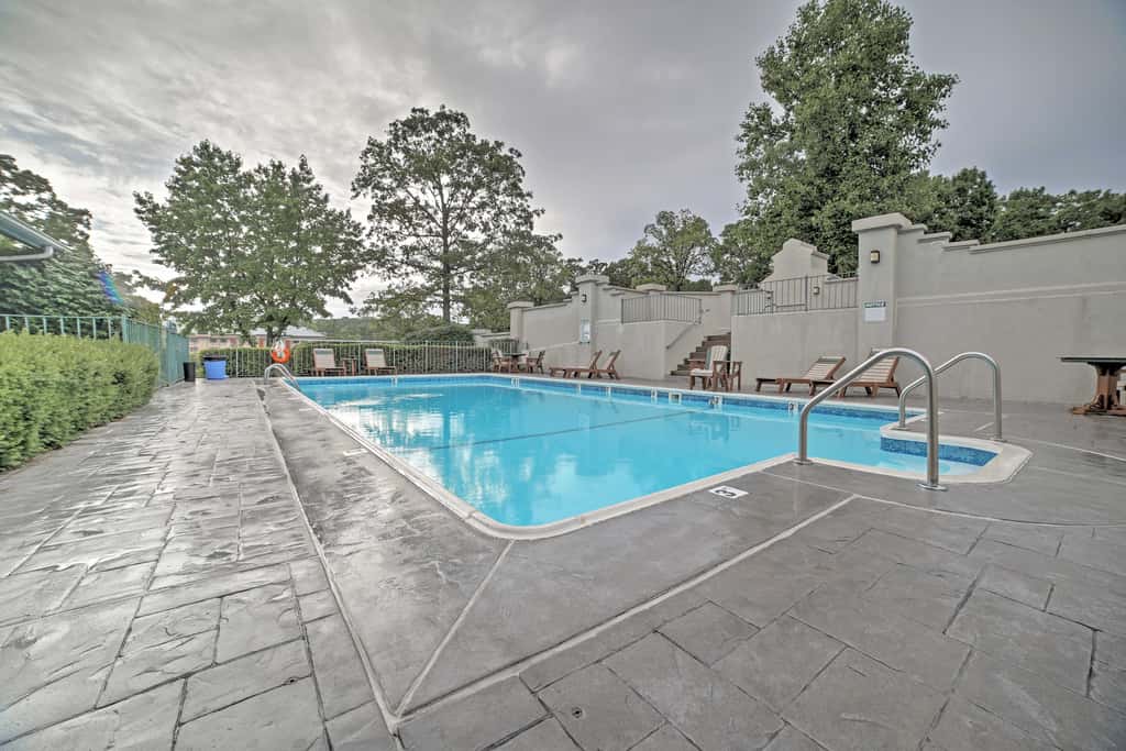 Walk to 76 Strip! Pet-Friendly Branson Retreat