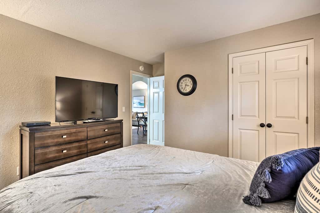 Walk to 76 Strip! Pet-Friendly Branson Retreat