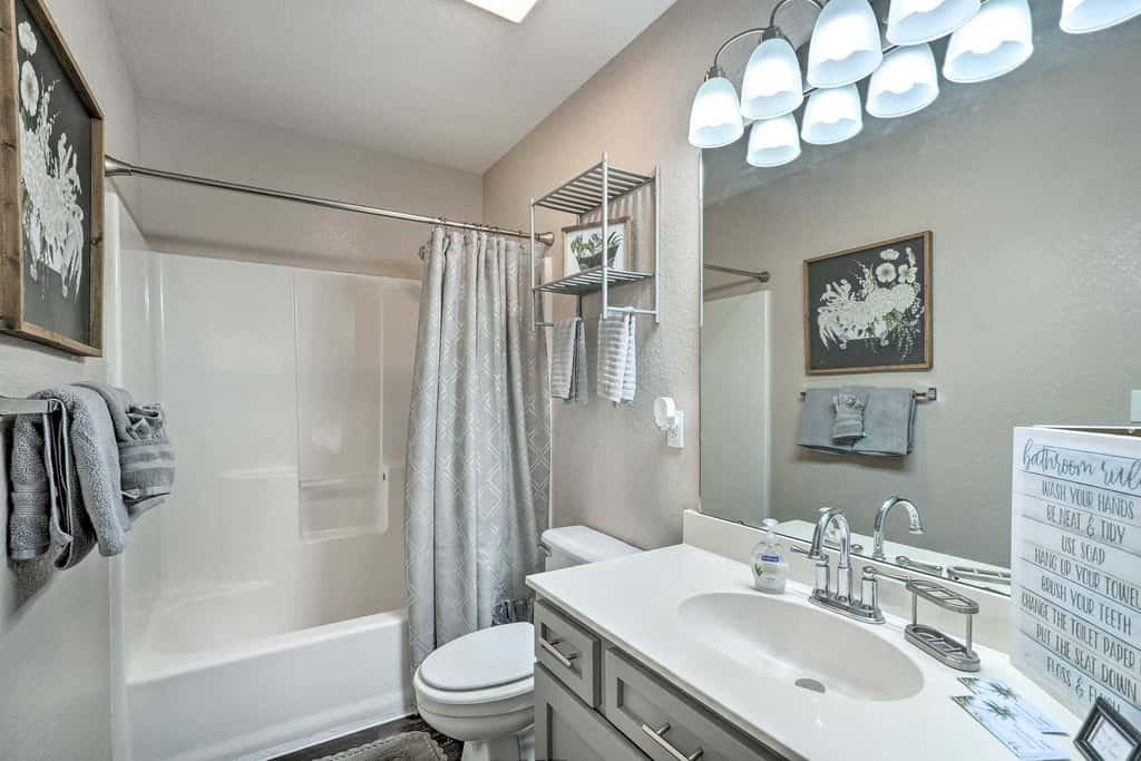 Walk to 76 Strip! Pet-Friendly Branson Retreat