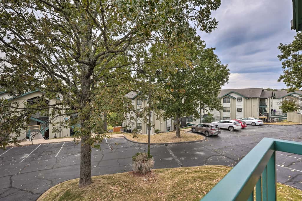 Walk to 76 Strip! Pet-Friendly Branson Retreat