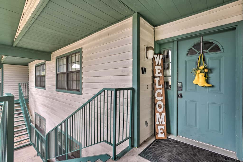 Walk to 76 Strip! Pet-Friendly Branson Retreat