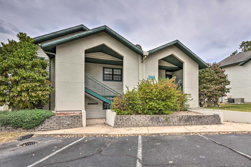 Walk to 76 Strip! Pet-Friendly Branson Retreat