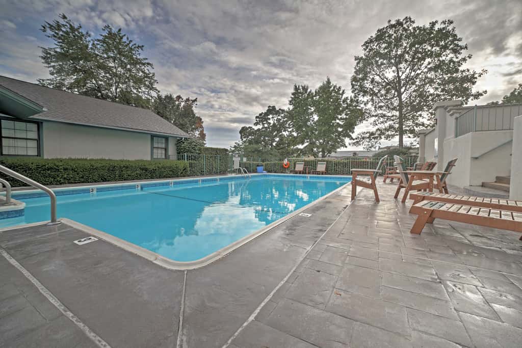 Walk to 76 Strip! Pet-Friendly Branson Retreat
