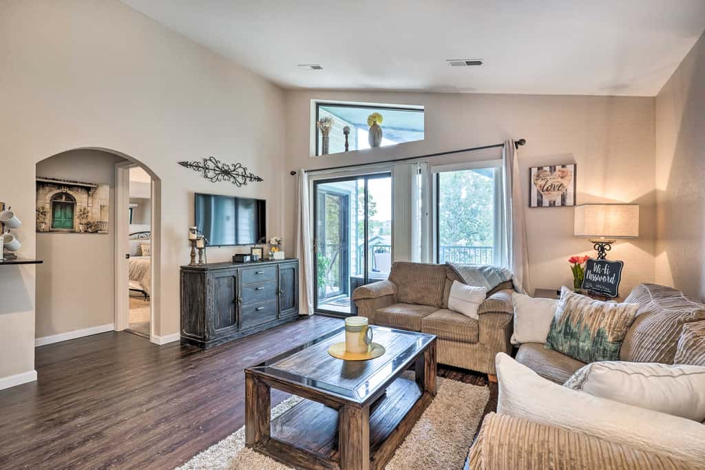 Walk to 76 Strip! Pet-Friendly Branson Retreat