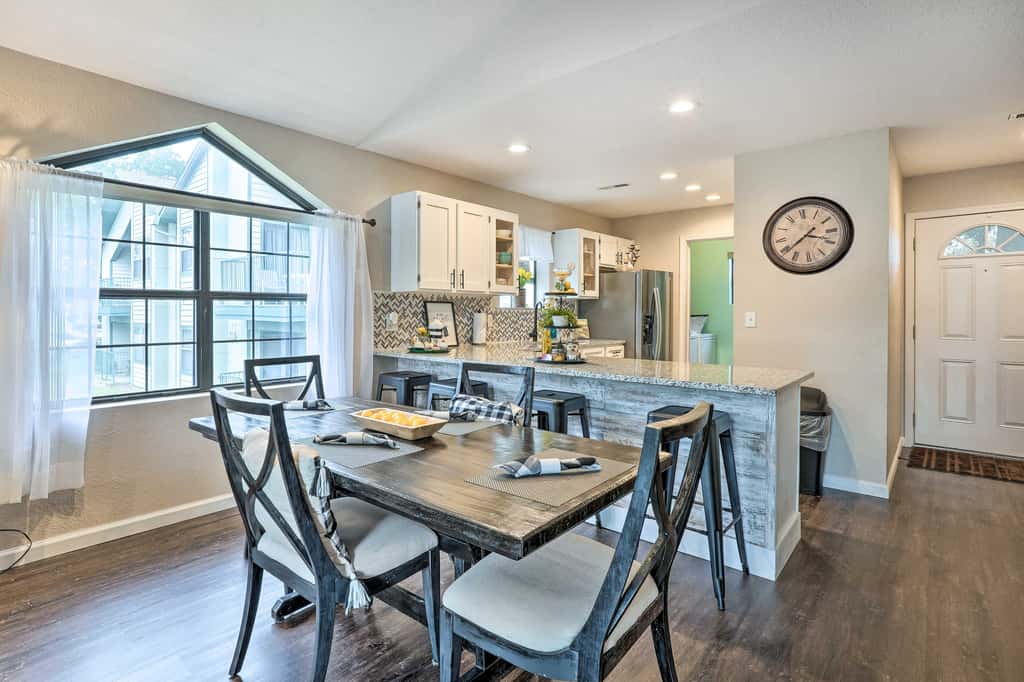 Walk to 76 Strip! Pet-Friendly Branson Retreat