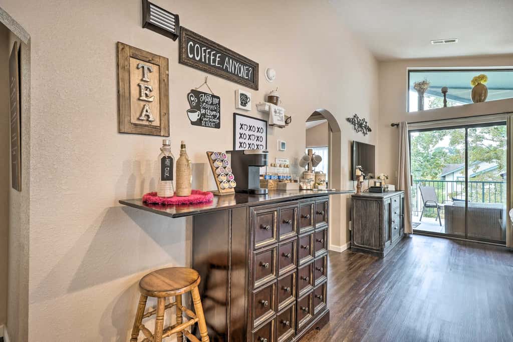 Walk to 76 Strip! Pet-Friendly Branson Retreat