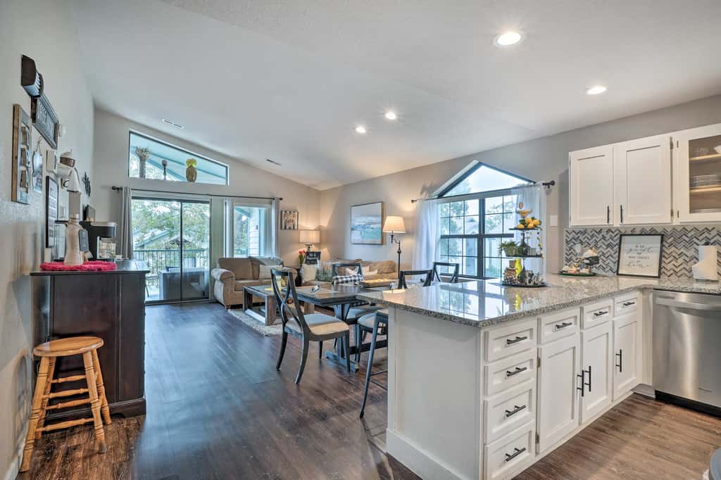 Walk to 76 Strip! Pet-Friendly Branson Retreat