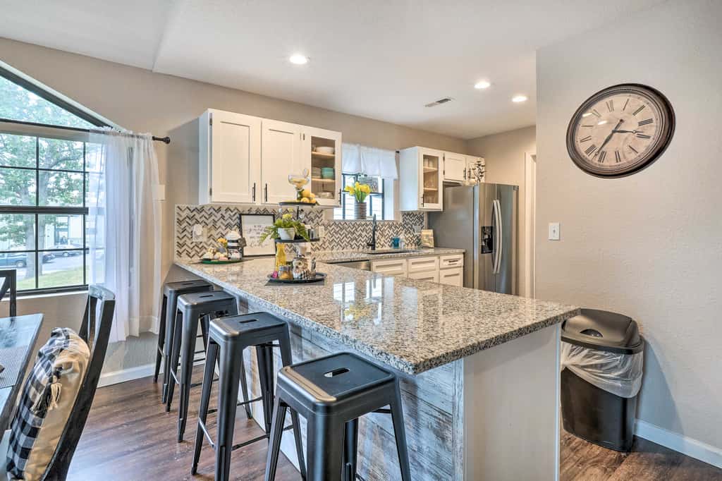 Walk to 76 Strip! Pet-Friendly Branson Retreat