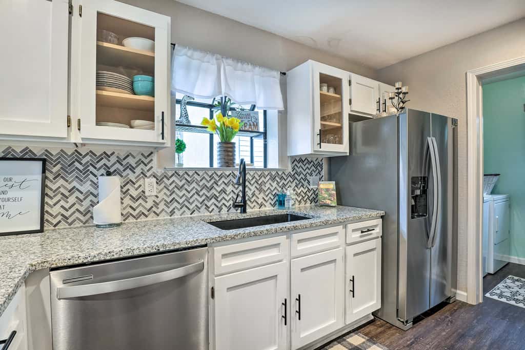 Walk to 76 Strip! Pet-Friendly Branson Retreat