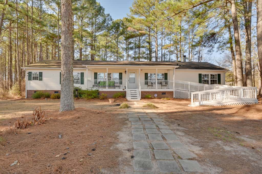 9 Mi to ECU: Pet-Friendly Greenville Home w/ Deck