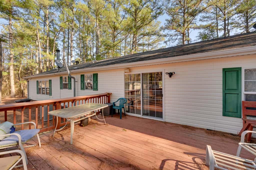 9 Mi to ECU: Pet-Friendly Greenville Home w/ Deck