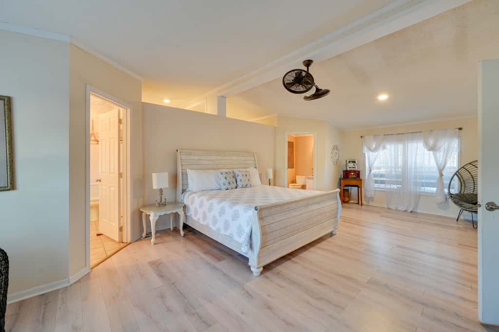 9 Mi to ECU: Pet-Friendly Greenville Home w/ Deck