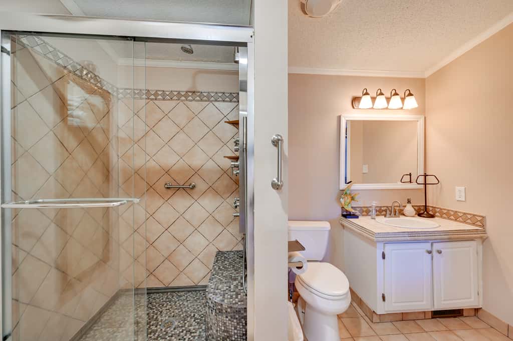 9 Mi to ECU: Pet-Friendly Greenville Home w/ Deck