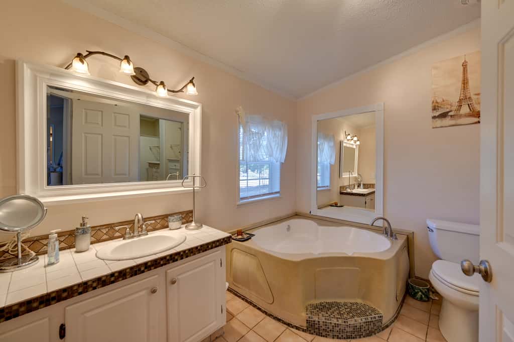 9 Mi to ECU: Pet-Friendly Greenville Home w/ Deck