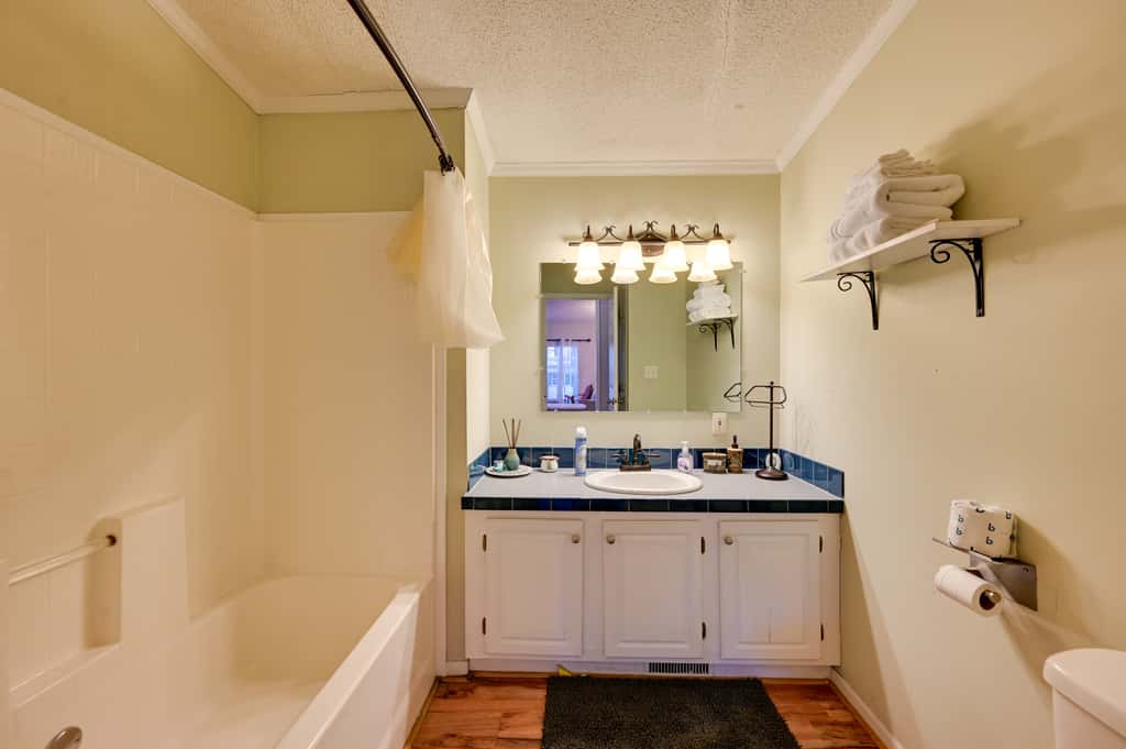 9 Mi to ECU: Pet-Friendly Greenville Home w/ Deck