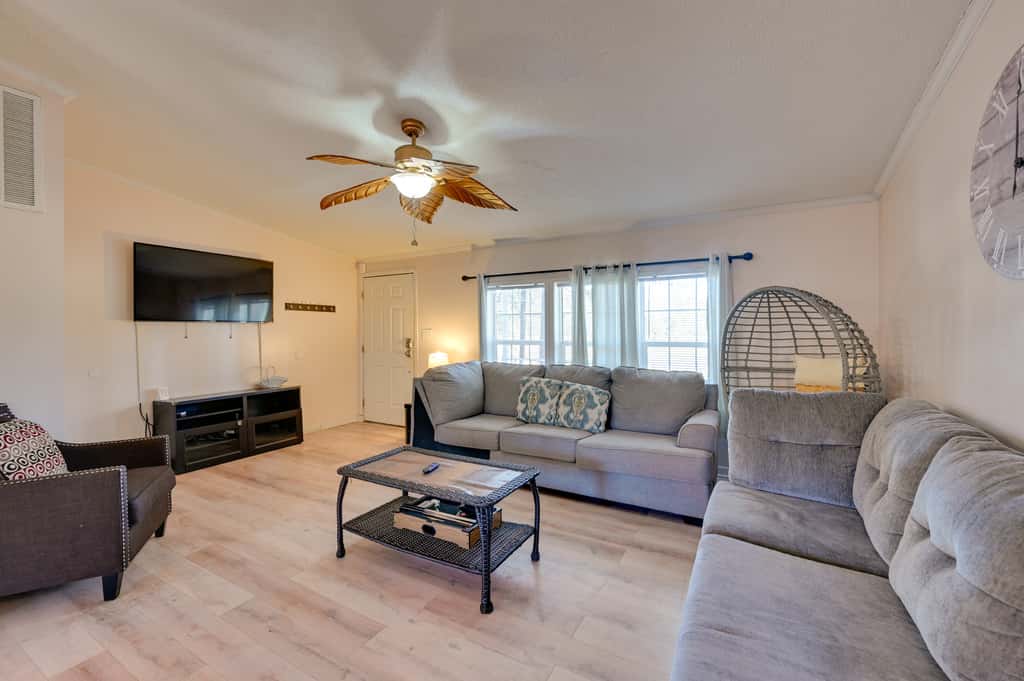 9 Mi to ECU: Pet-Friendly Greenville Home w/ Deck
