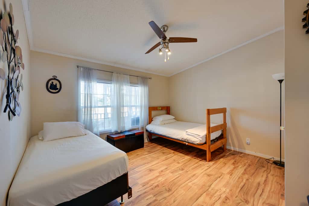 9 Mi to ECU: Pet-Friendly Greenville Home w/ Deck