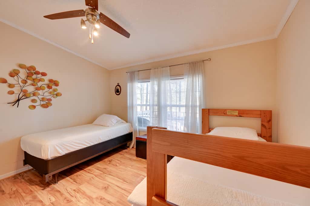 9 Mi to ECU: Pet-Friendly Greenville Home w/ Deck