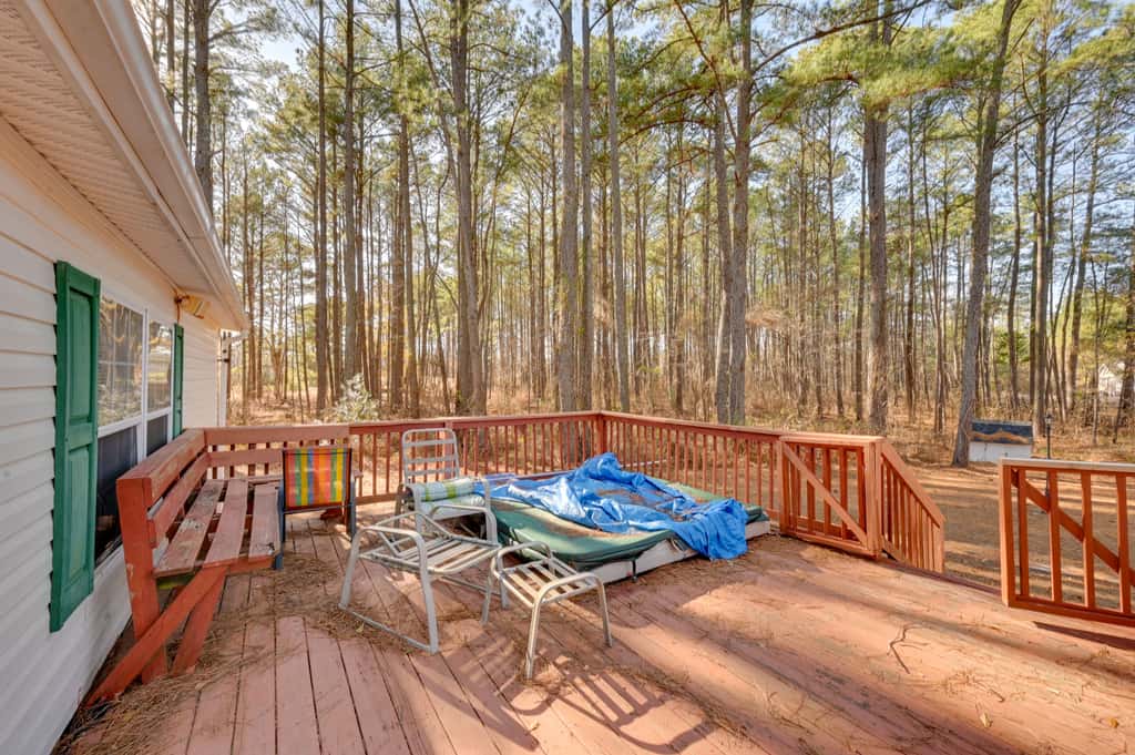 9 Mi to ECU: Pet-Friendly Greenville Home w/ Deck