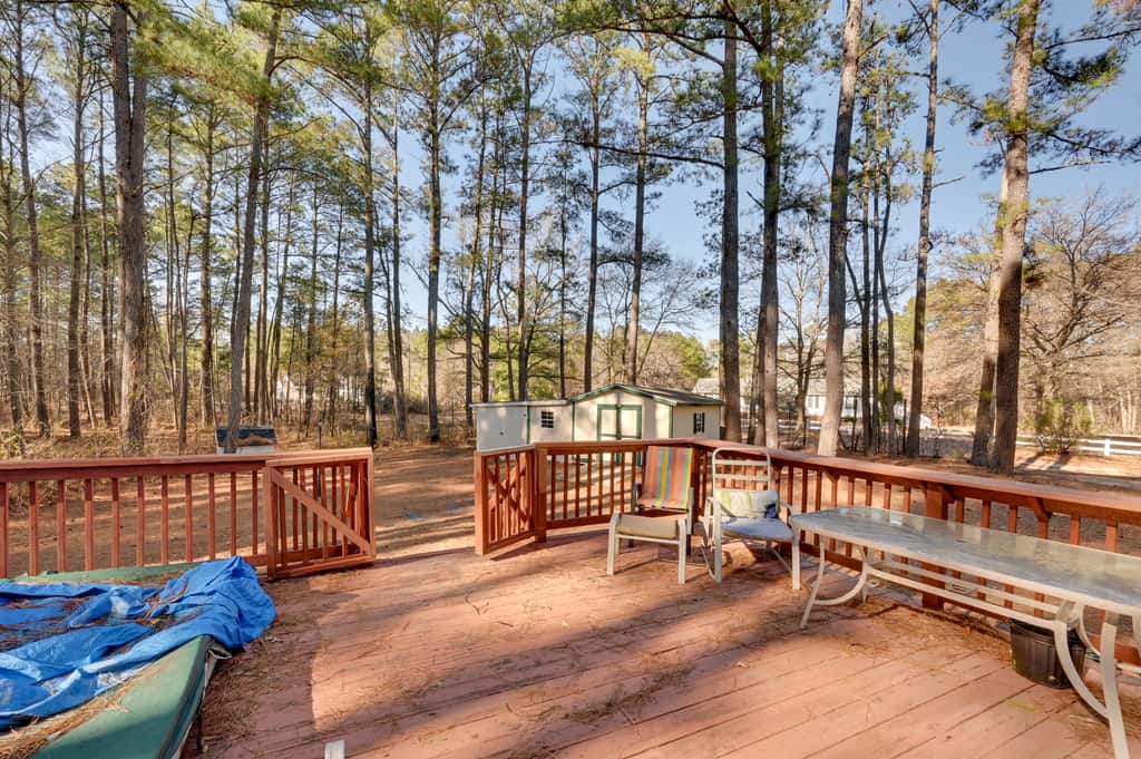 9 Mi to ECU: Pet-Friendly Greenville Home w/ Deck