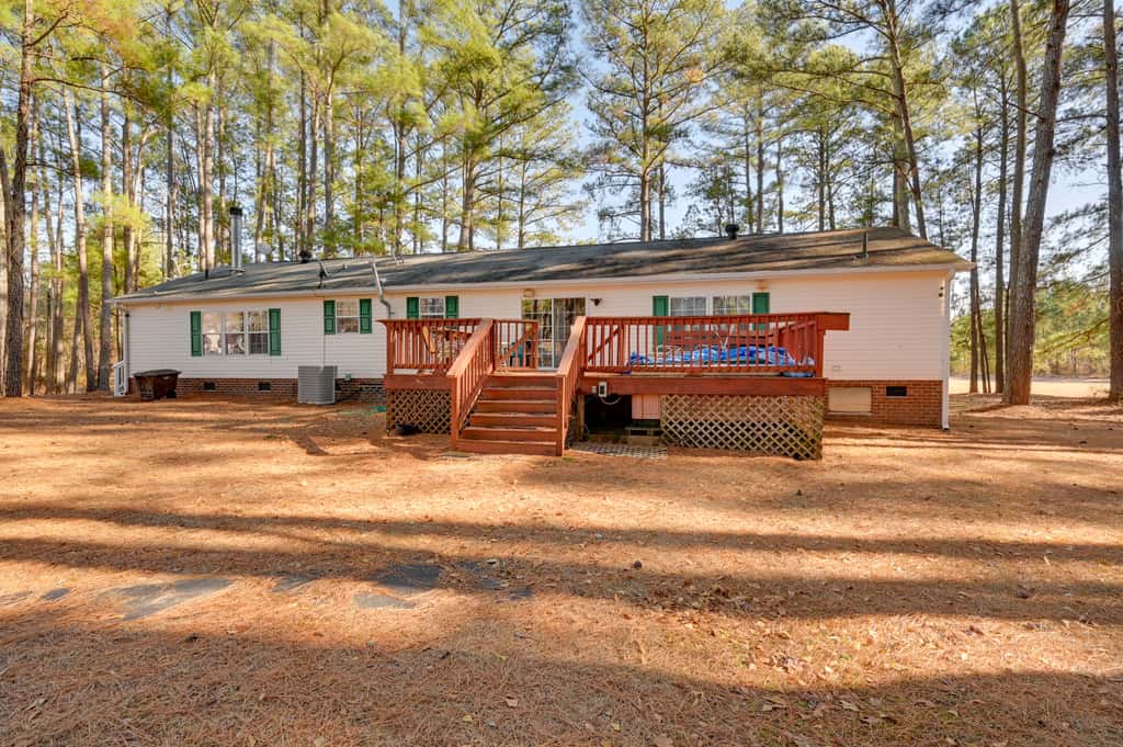 9 Mi to ECU: Pet-Friendly Greenville Home w/ Deck