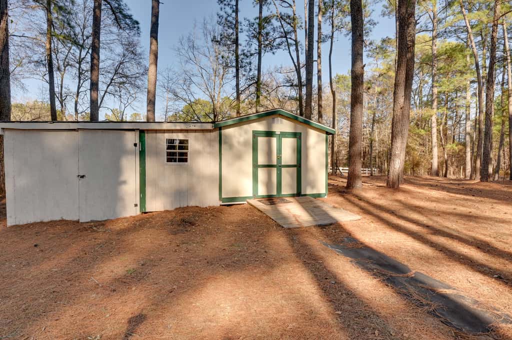 9 Mi to ECU: Pet-Friendly Greenville Home w/ Deck