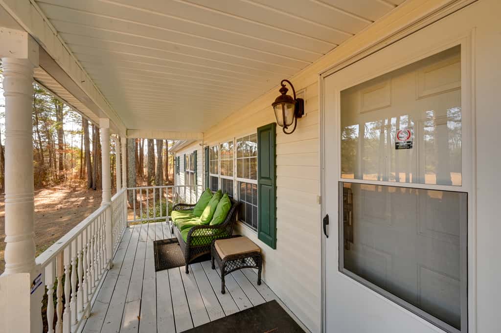 9 Mi to ECU: Pet-Friendly Greenville Home w/ Deck