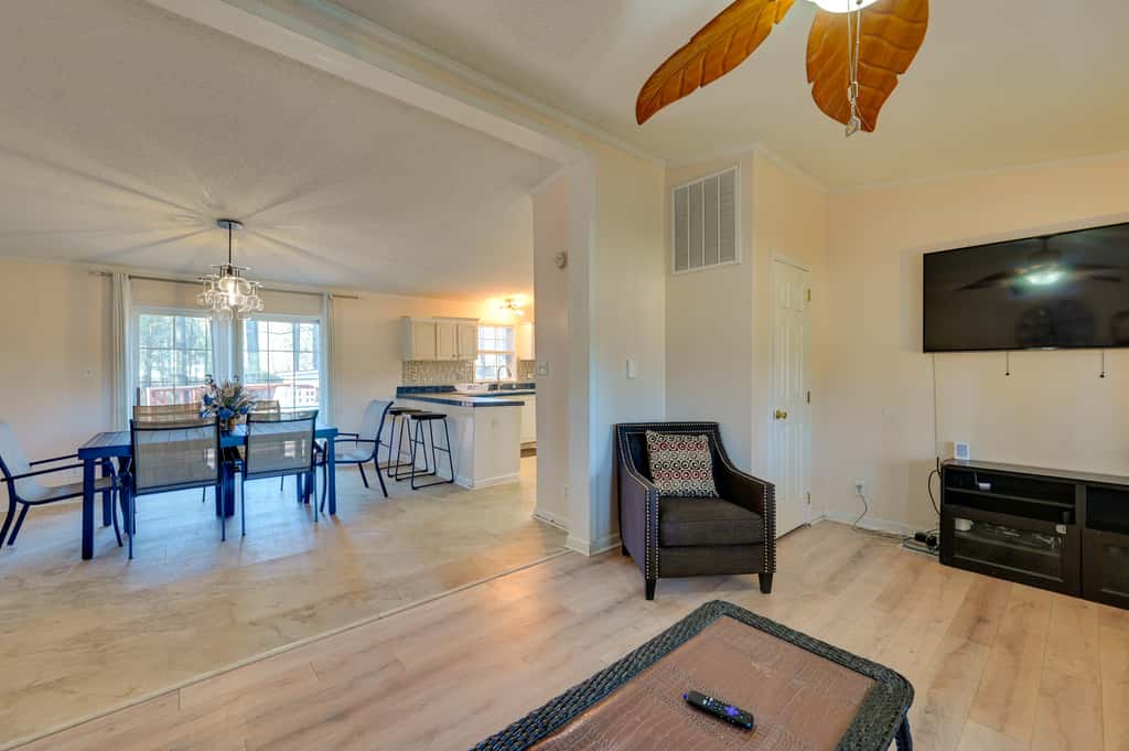 9 Mi to ECU: Pet-Friendly Greenville Home w/ Deck