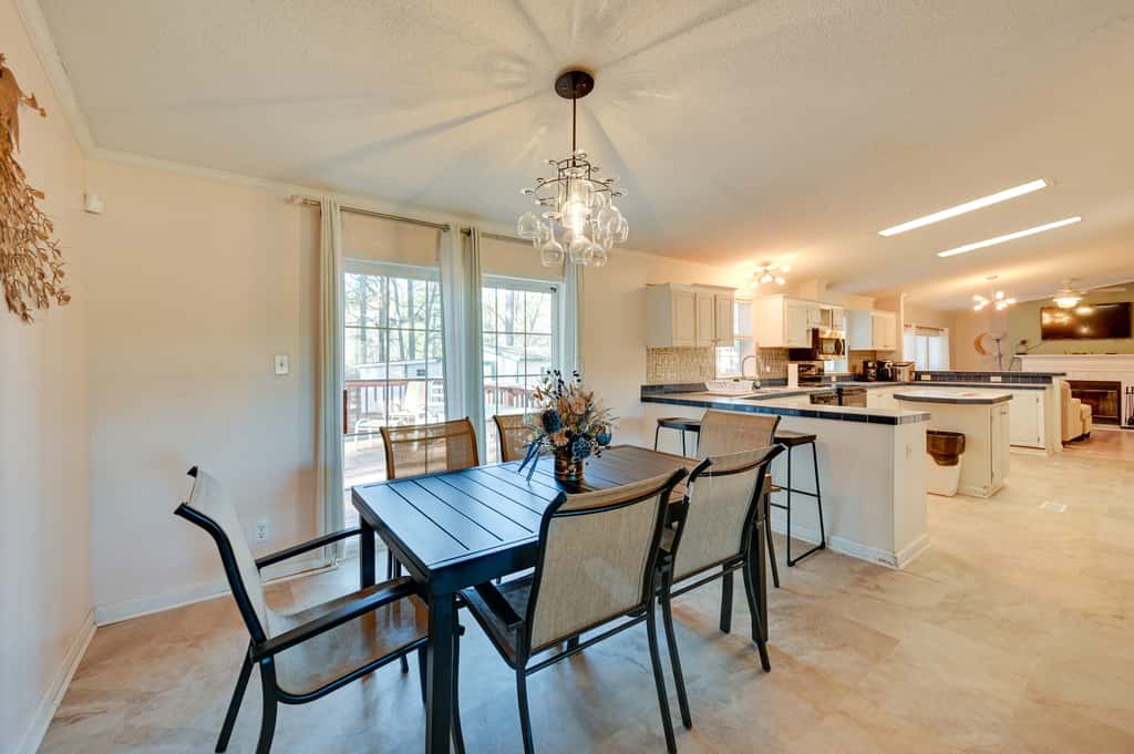 9 Mi to ECU: Pet-Friendly Greenville Home w/ Deck