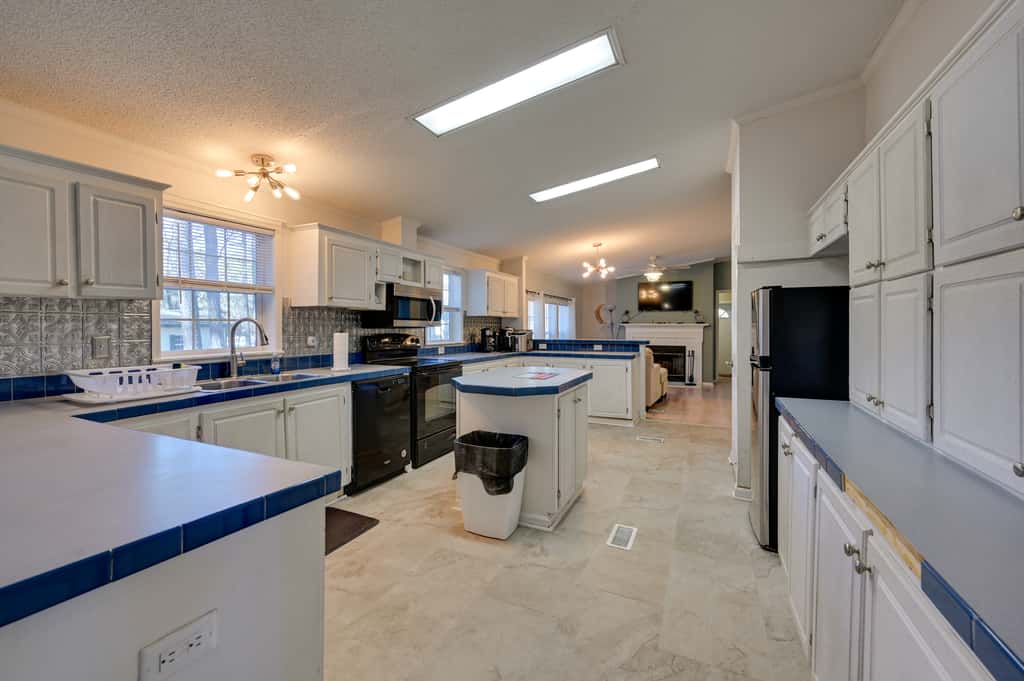 9 Mi to ECU: Pet-Friendly Greenville Home w/ Deck