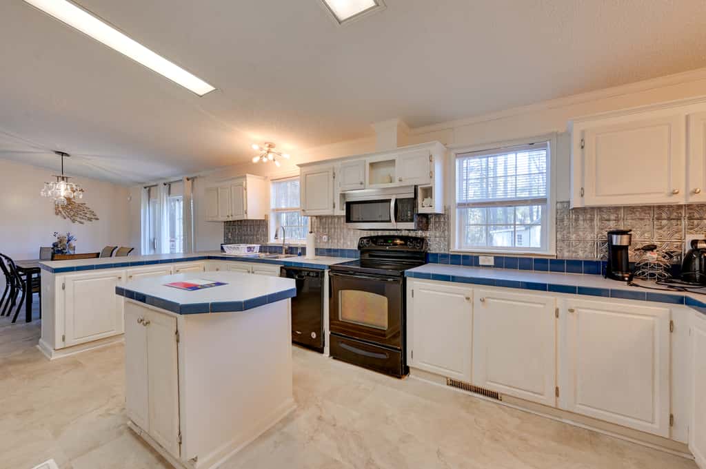 9 Mi to ECU: Pet-Friendly Greenville Home w/ Deck