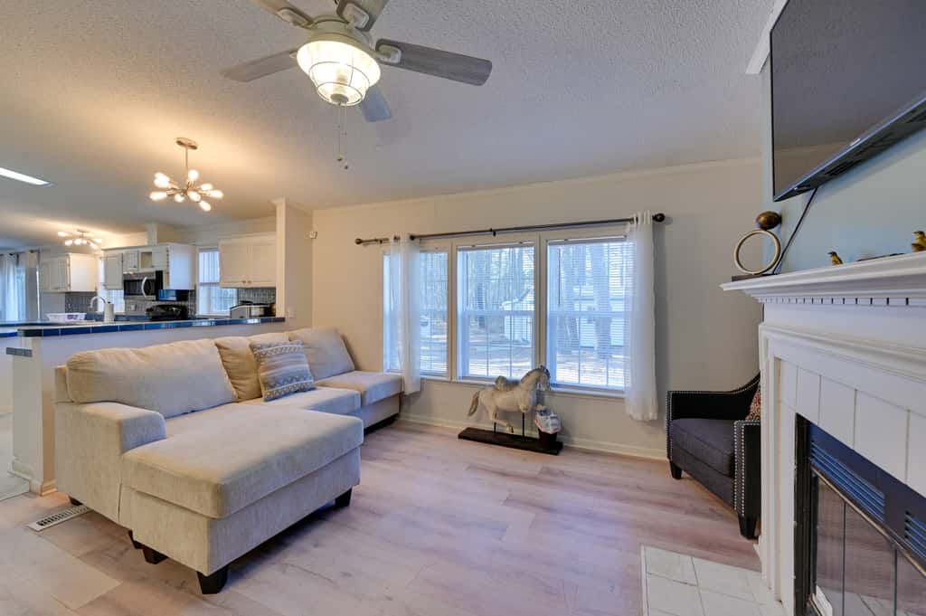 9 Mi to ECU: Pet-Friendly Greenville Home w/ Deck