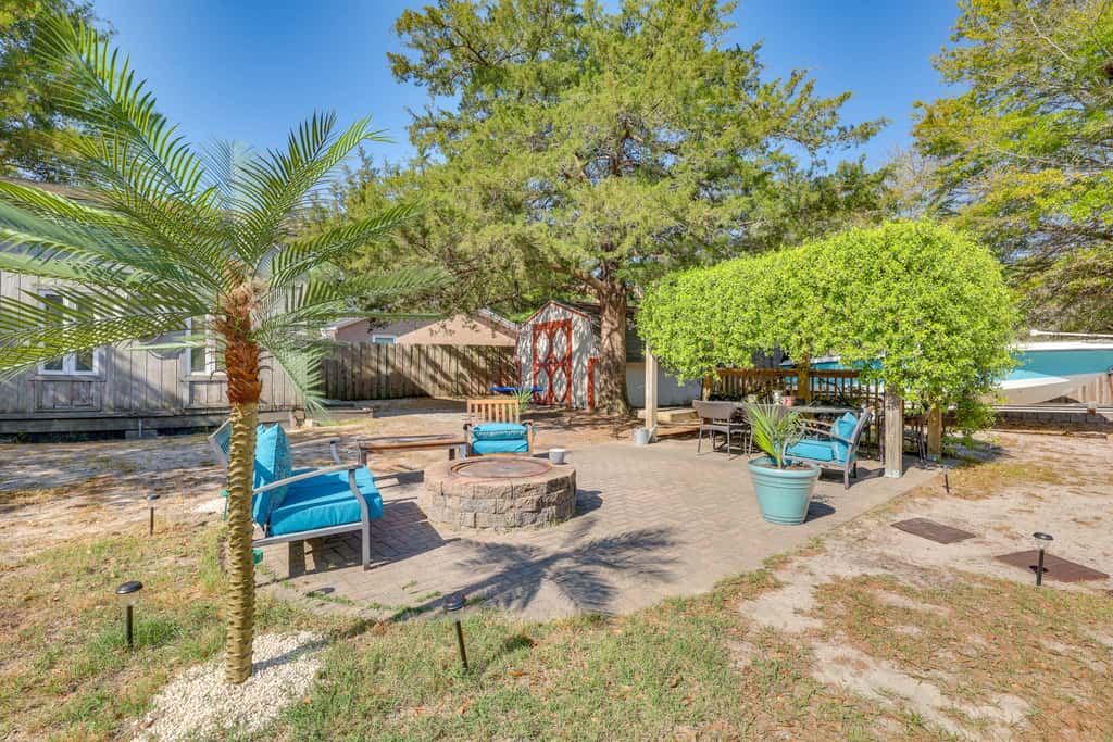 Fenced Yard! Family Getaway 6 Mi to Carolina Beach