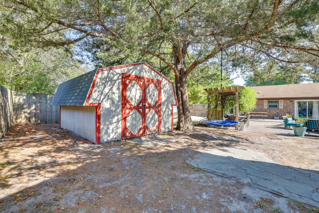 Fenced Yard! Family Getaway 6 Mi to Carolina Beach