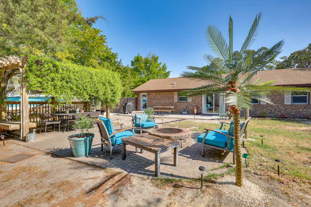 Fenced Yard! Family Getaway 6 Mi to Carolina Beach
