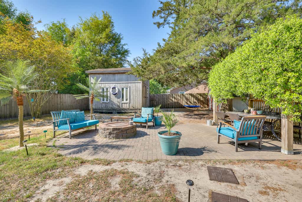 Fenced Yard! Family Getaway 6 Mi to Carolina Beach