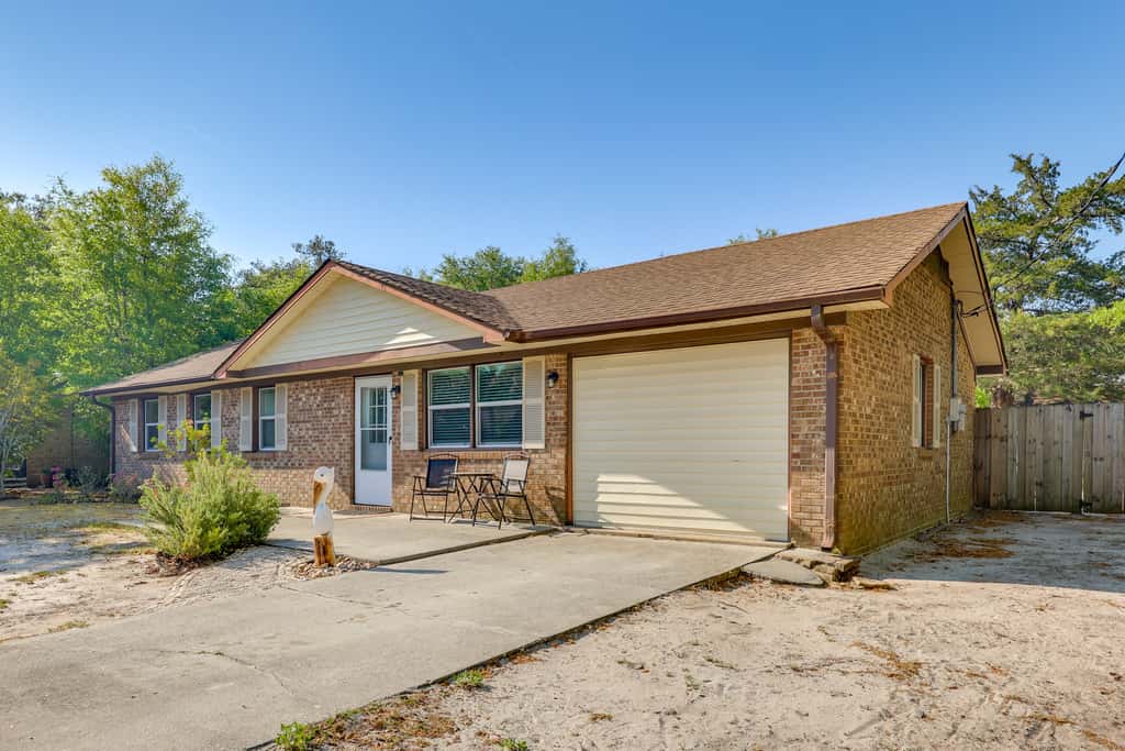 Fenced Yard! Family Getaway 6 Mi to Carolina Beach