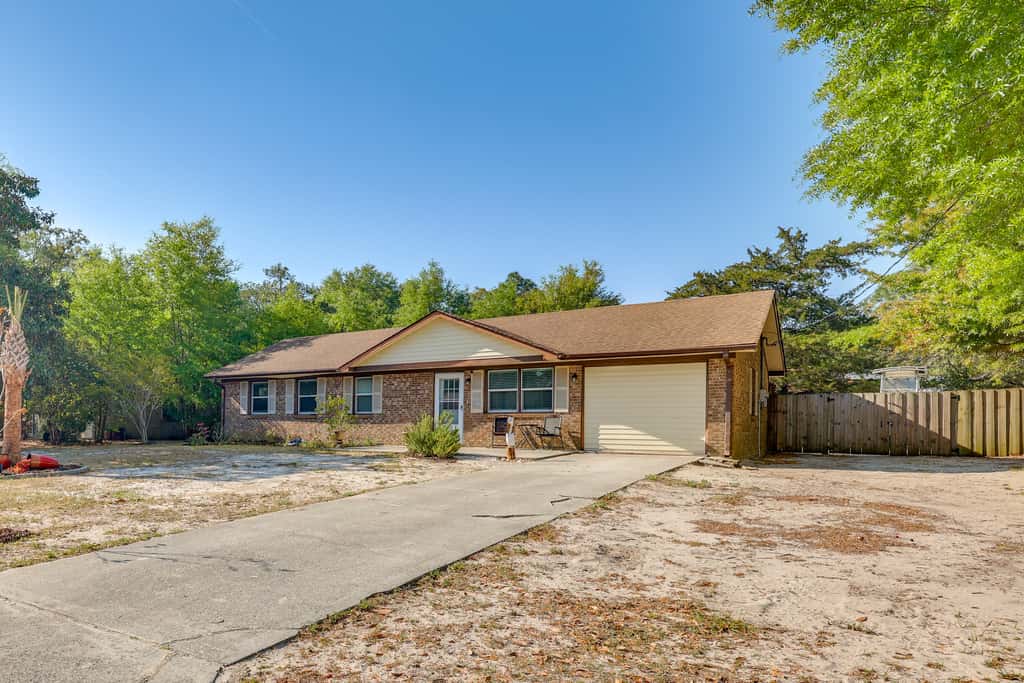 Fenced Yard! Family Getaway 6 Mi to Carolina Beach