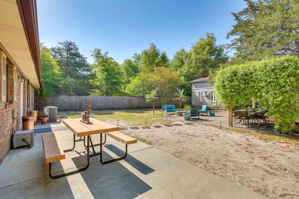 Fenced Yard! Family Getaway 6 Mi to Carolina Beach
