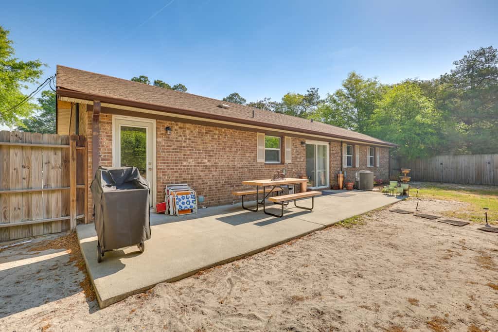 Fenced Yard! Family Getaway 6 Mi to Carolina Beach